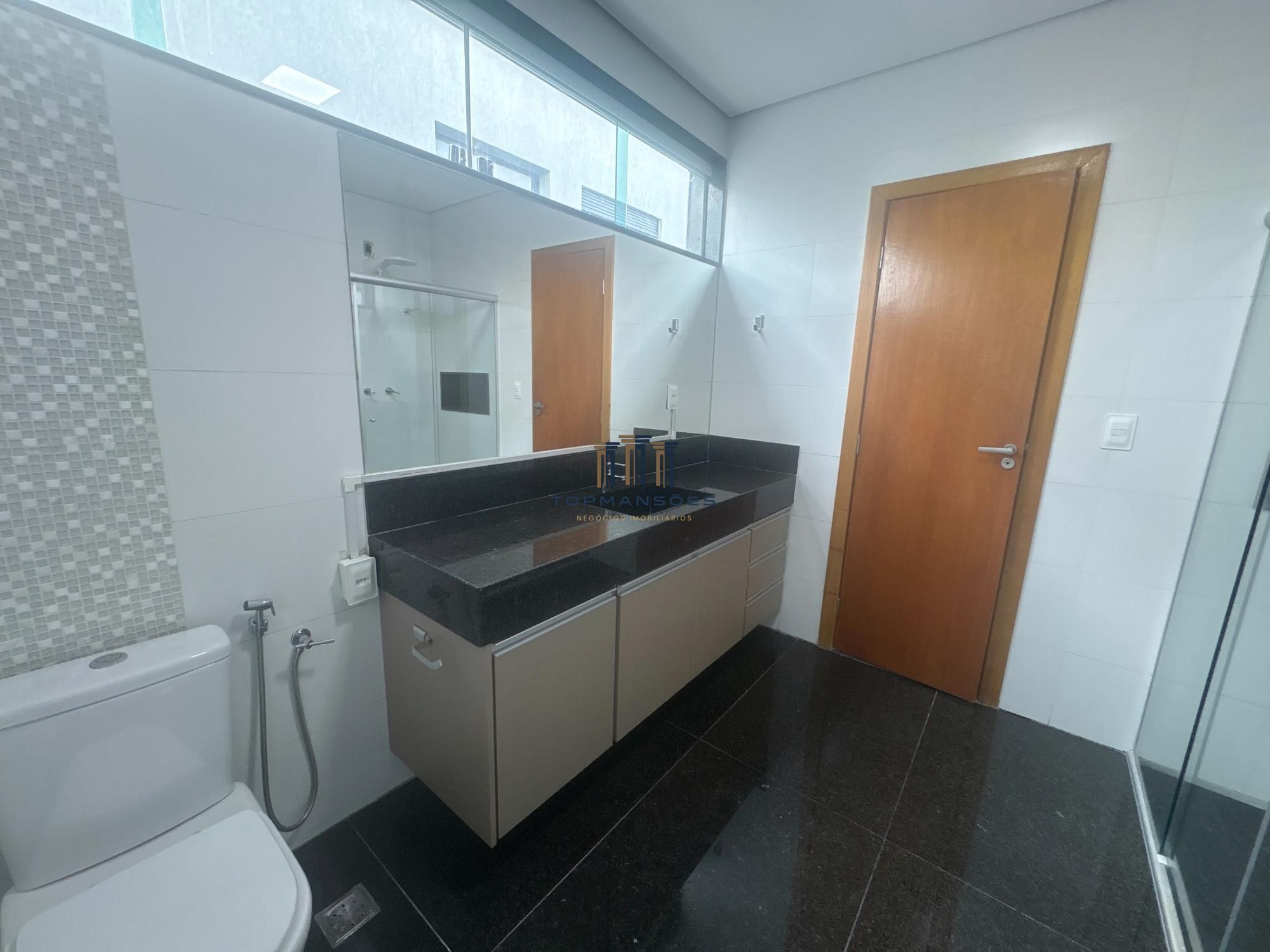Casa com 4 suítes vista definitiva em Condominio fechado em Vespasiano