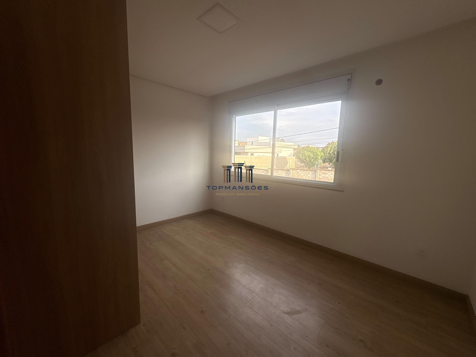 Casa com 4 suítes vista definitiva em Condominio fechado em Vespasiano