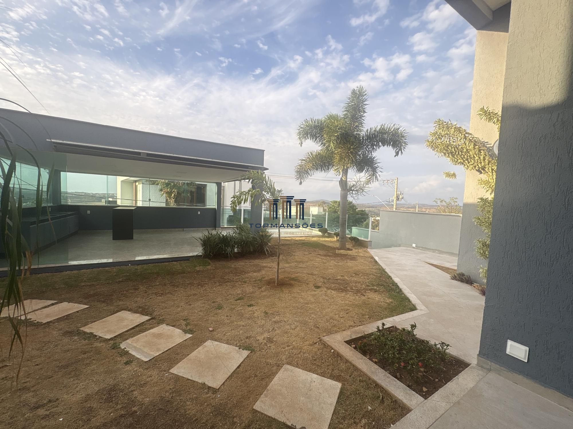 Casa com 4 suítes vista definitiva em Condominio fechado em Vespasiano