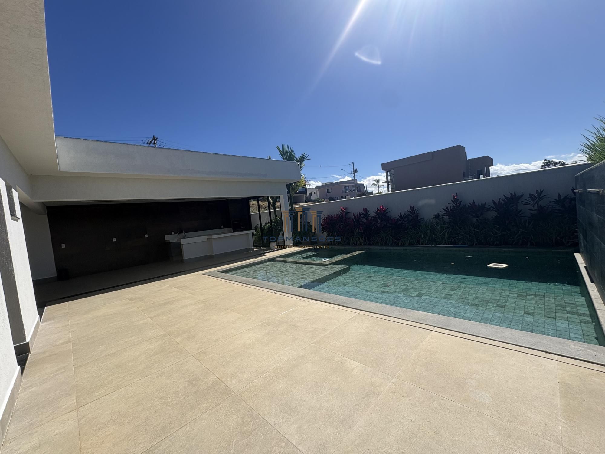 Casa moderna linear com piscina em condominio, vespasiano/mg