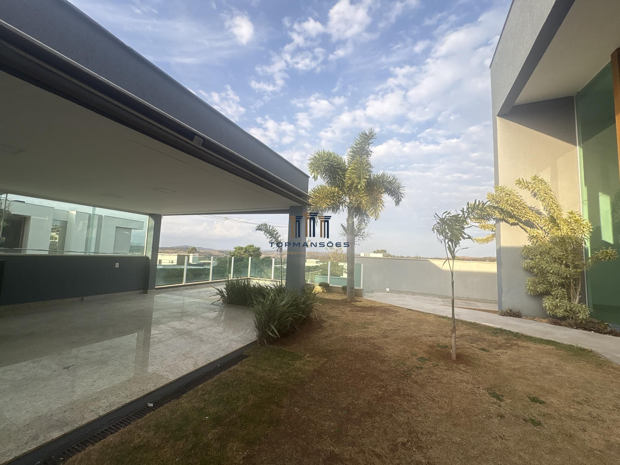 Casa com 4 suítes vista definitiva em Condominio fechado em Vespasiano