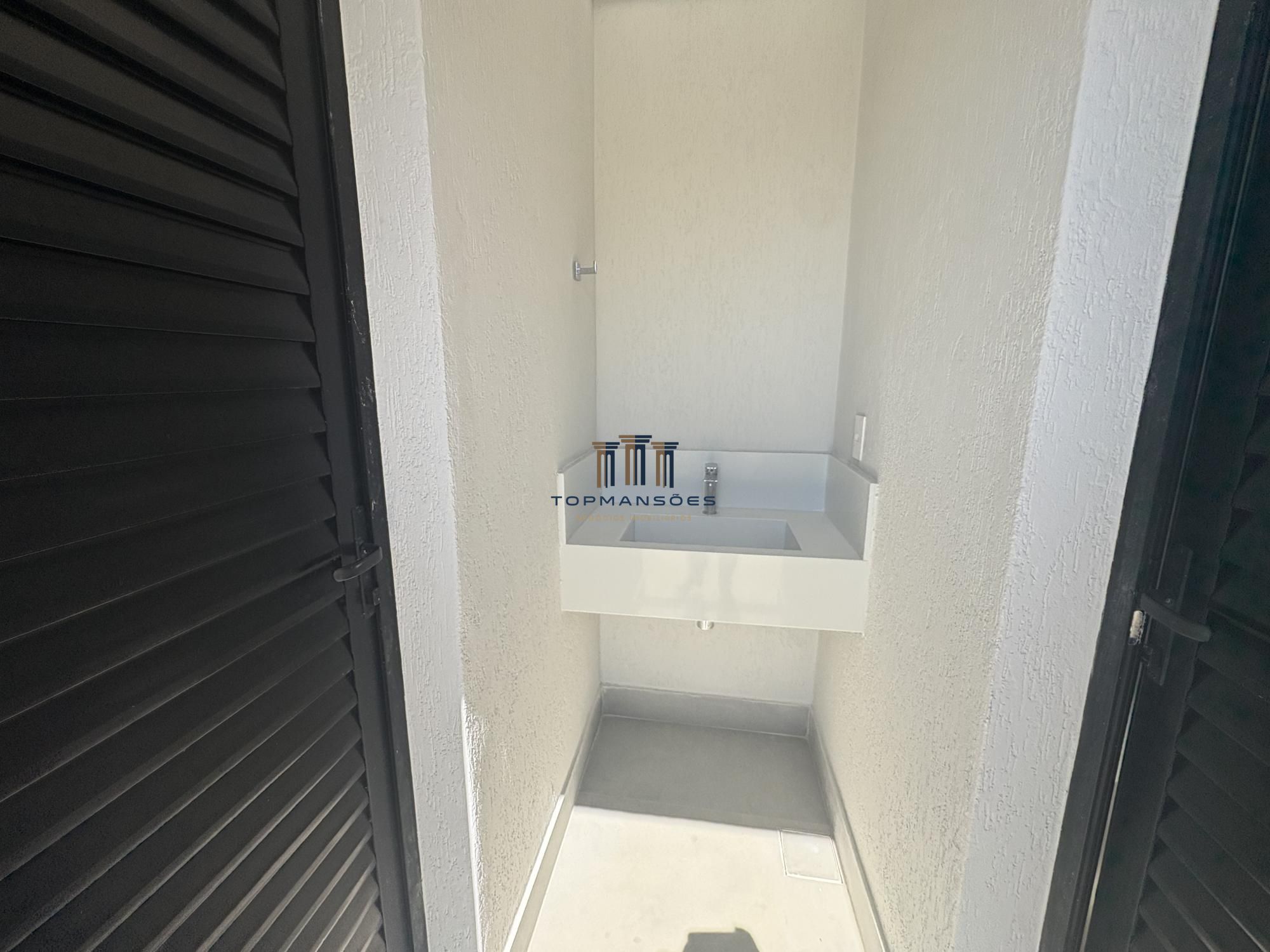 Casa moderna linear com piscina em condominio, vespasiano/mg