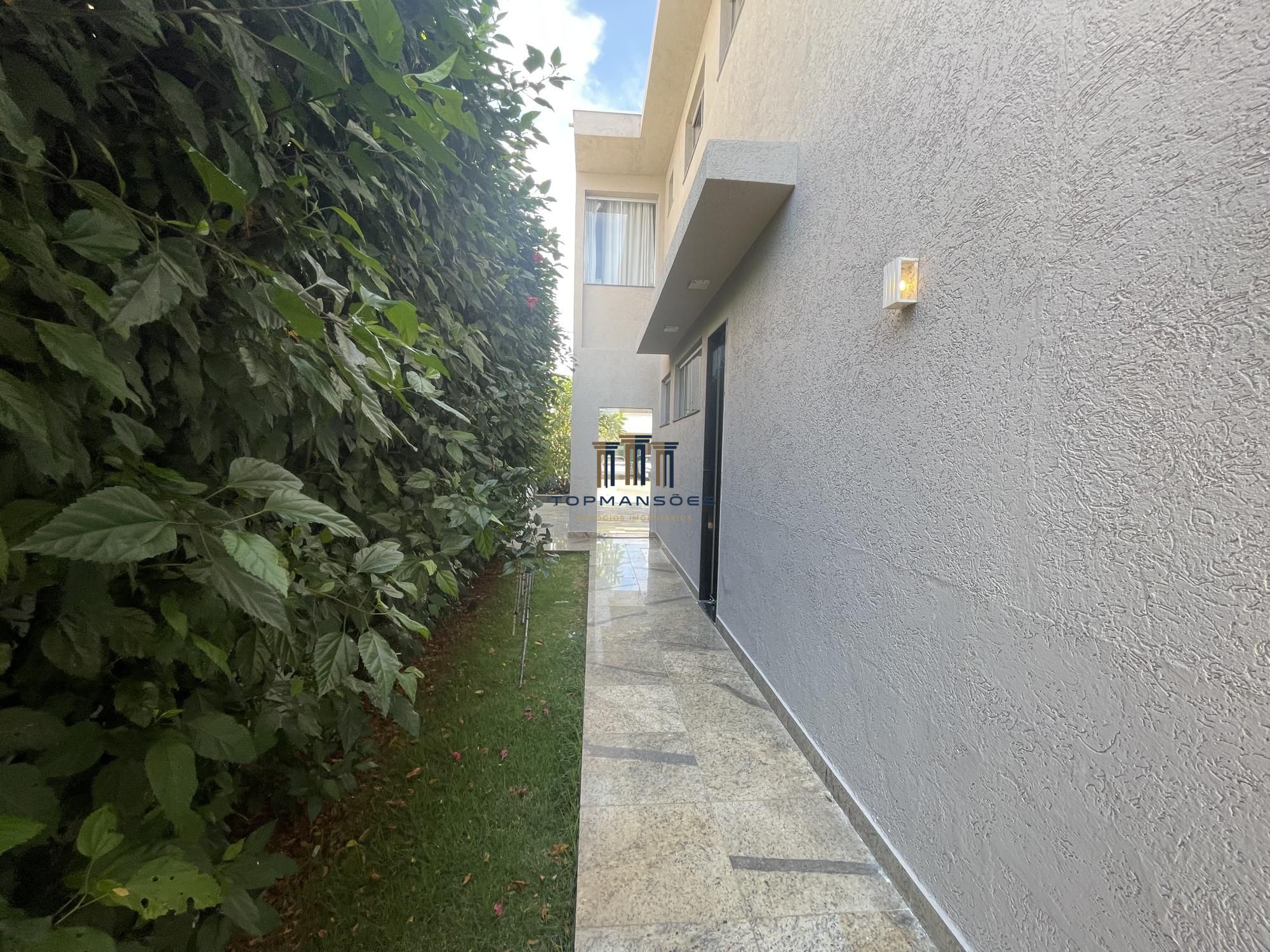 Linda casa com 3 suítes em Condomínio- Vespasiano.