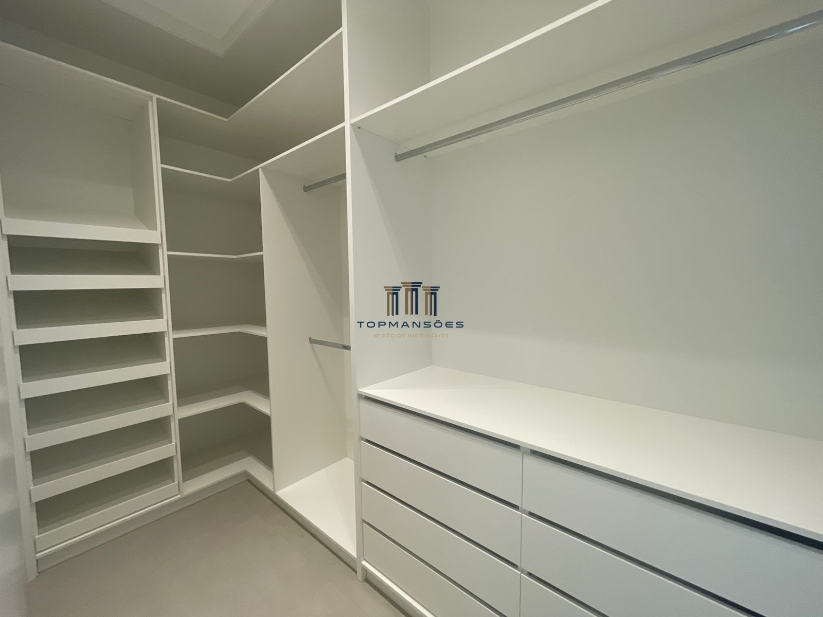 Casa de Alto Padrão 4 quartos com piscina e gourmet 583m3/ Alphaville Vespasiano