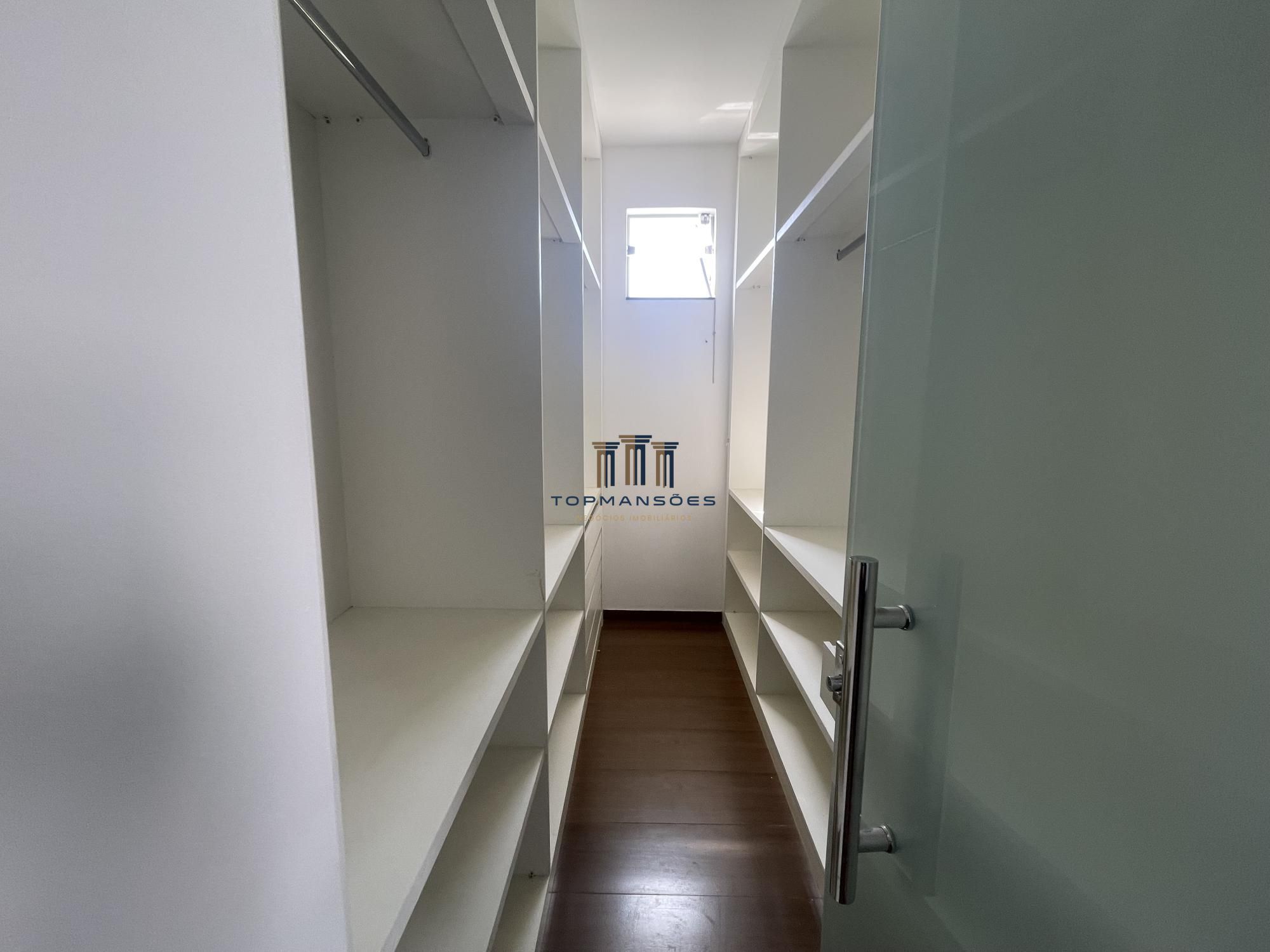 Linda casa com 3 suítes em Condomínio- Vespasiano.