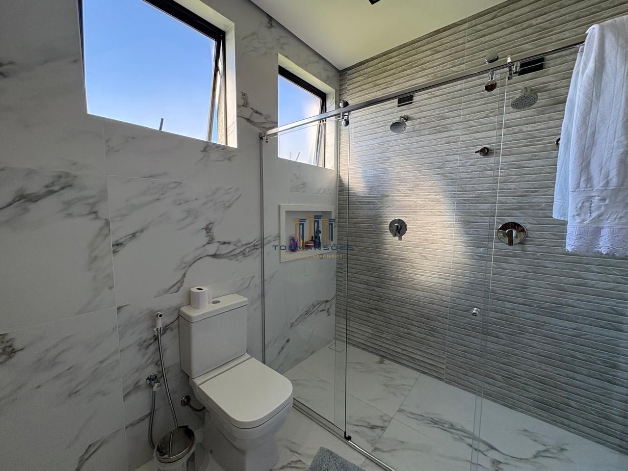 Casa de alto padrão, moderna com piscina aquecida, 4 quartos, em Alphaville/MG