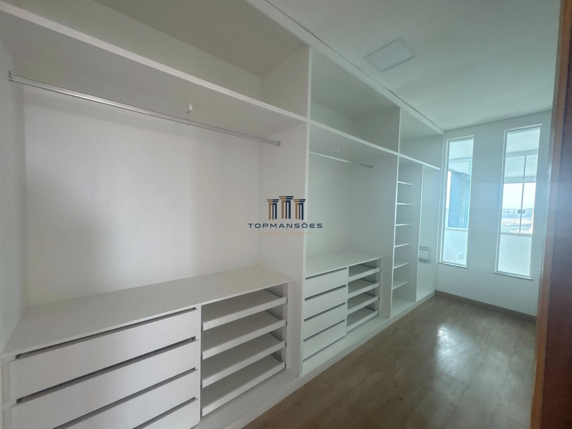 Casa com 4 suítes vista definitiva em Condominio fechado em Vespasiano