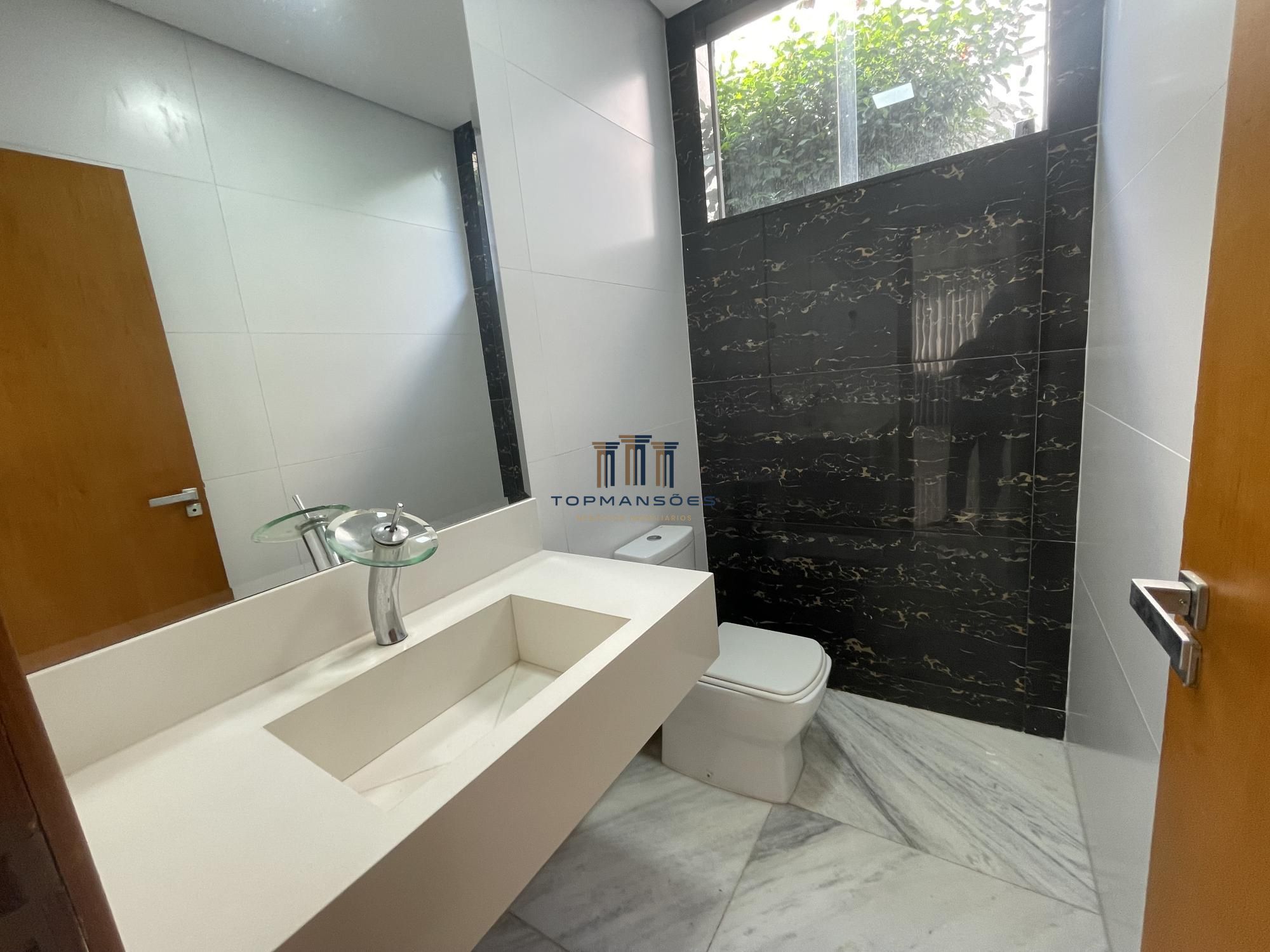 Linda casa com 3 suítes em Condomínio- Vespasiano.