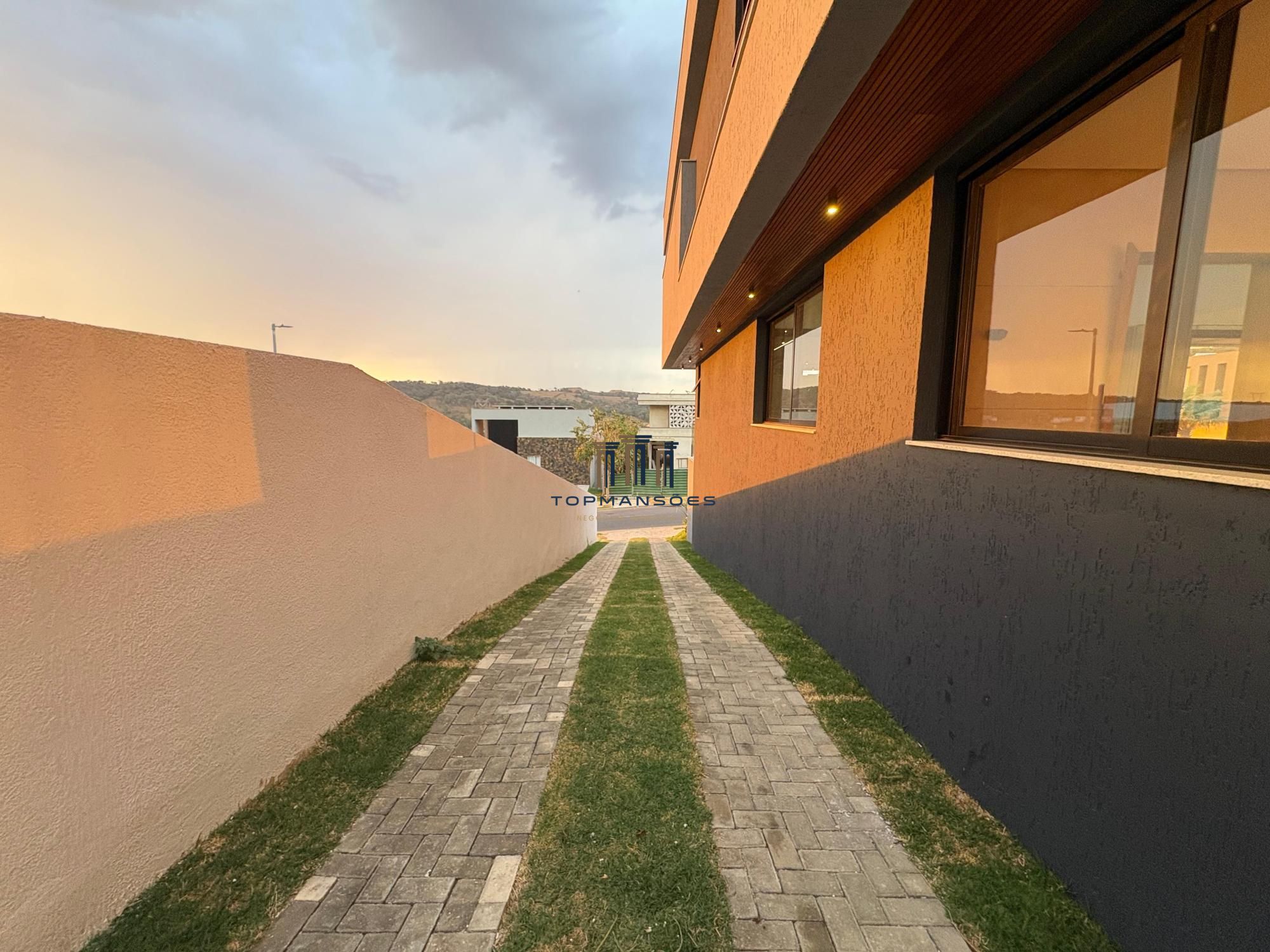 Casa de alto padrão, nova e mobiliada com 4 suítes e Piscina suspensa em Alphavi