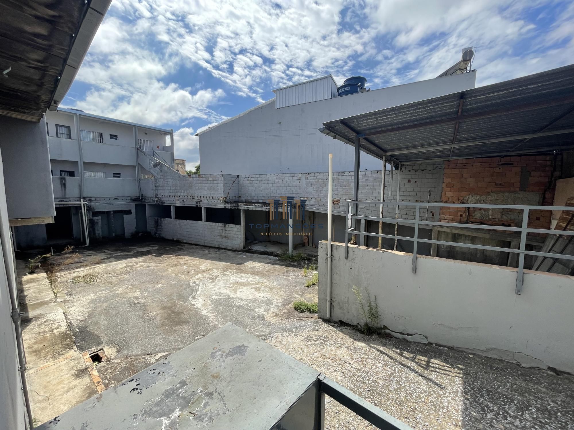 Loja e pátio com 620m2 em excelente ponto comercial no céu a