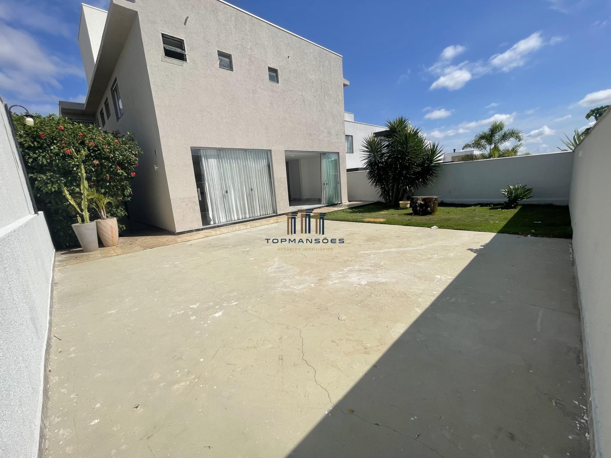 Linda casa com 3 suítes em Condomínio- Vespasiano.