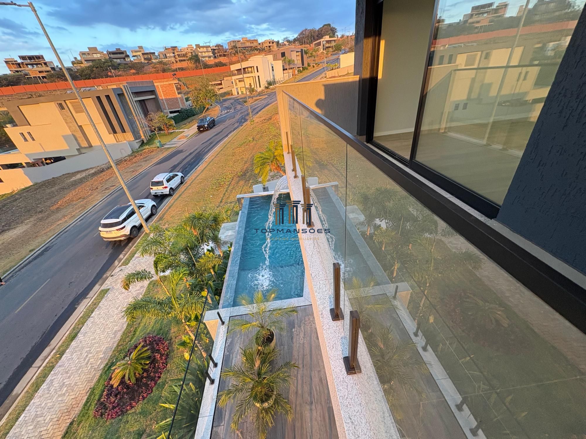 Casa de alto padrão, nova e mobiliada com 4 suítes e Piscina suspensa em Alphavi