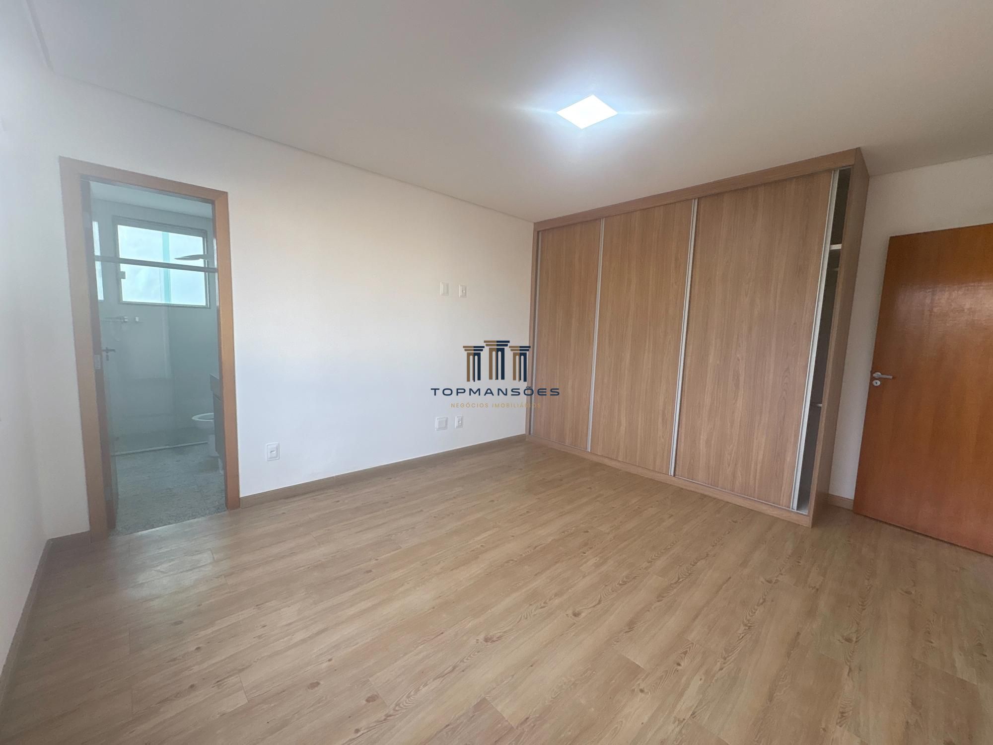 Casa com 4 suítes vista definitiva em Condominio fechado em Vespasiano