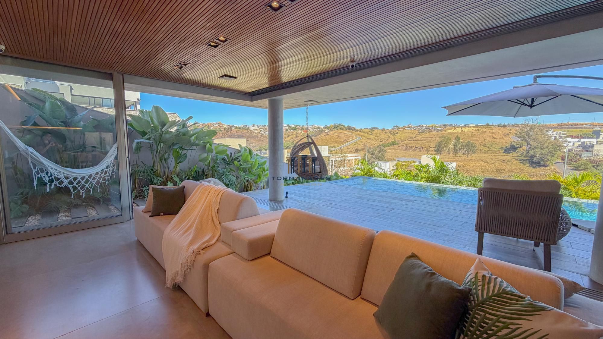 Casa Alto Padrão mobiliada com 4 Suítes, Piscina e Vista em Alphaville Vespasian