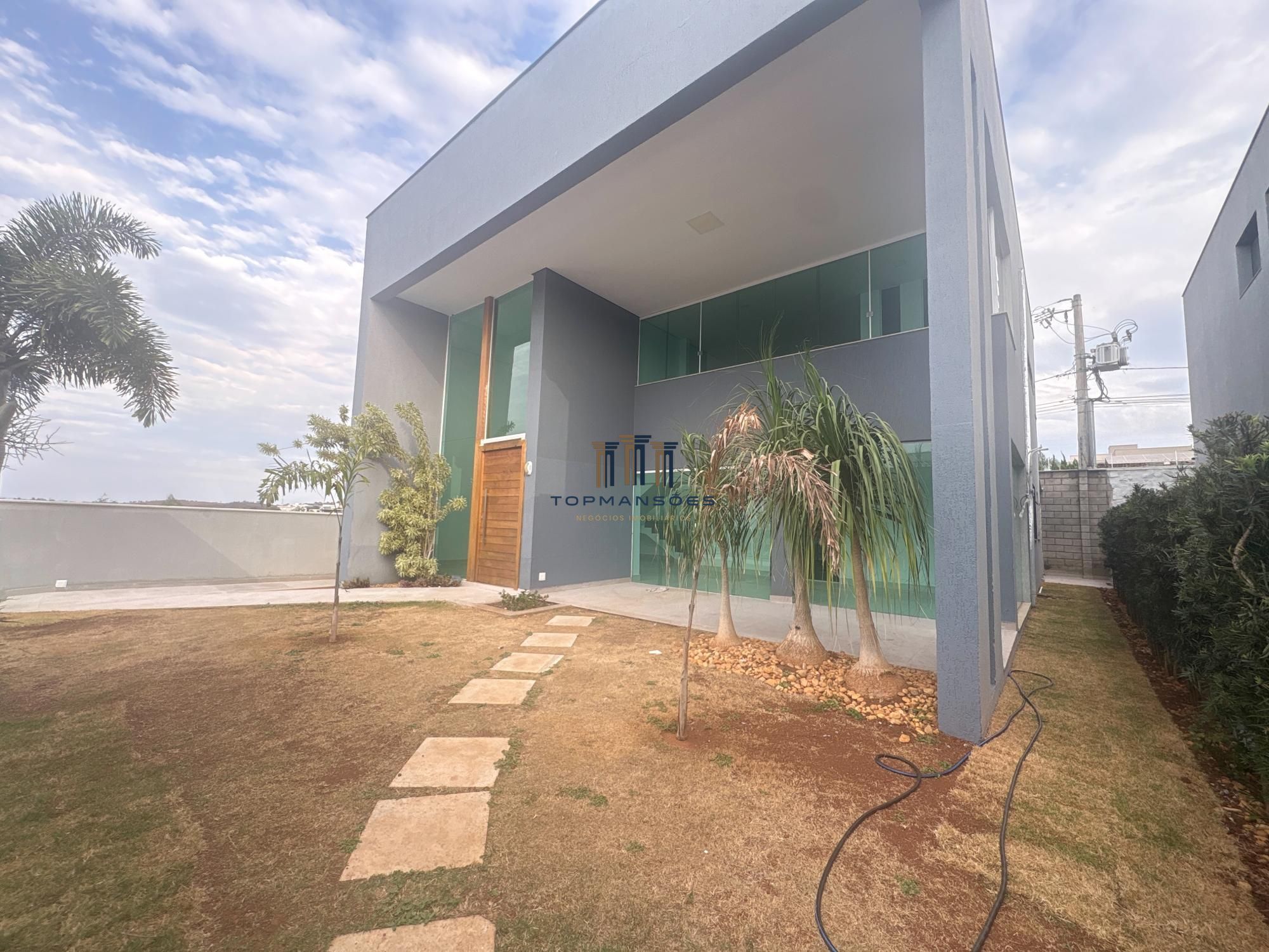 Casa com 4 suítes vista definitiva em Condominio fechado em Vespasiano
