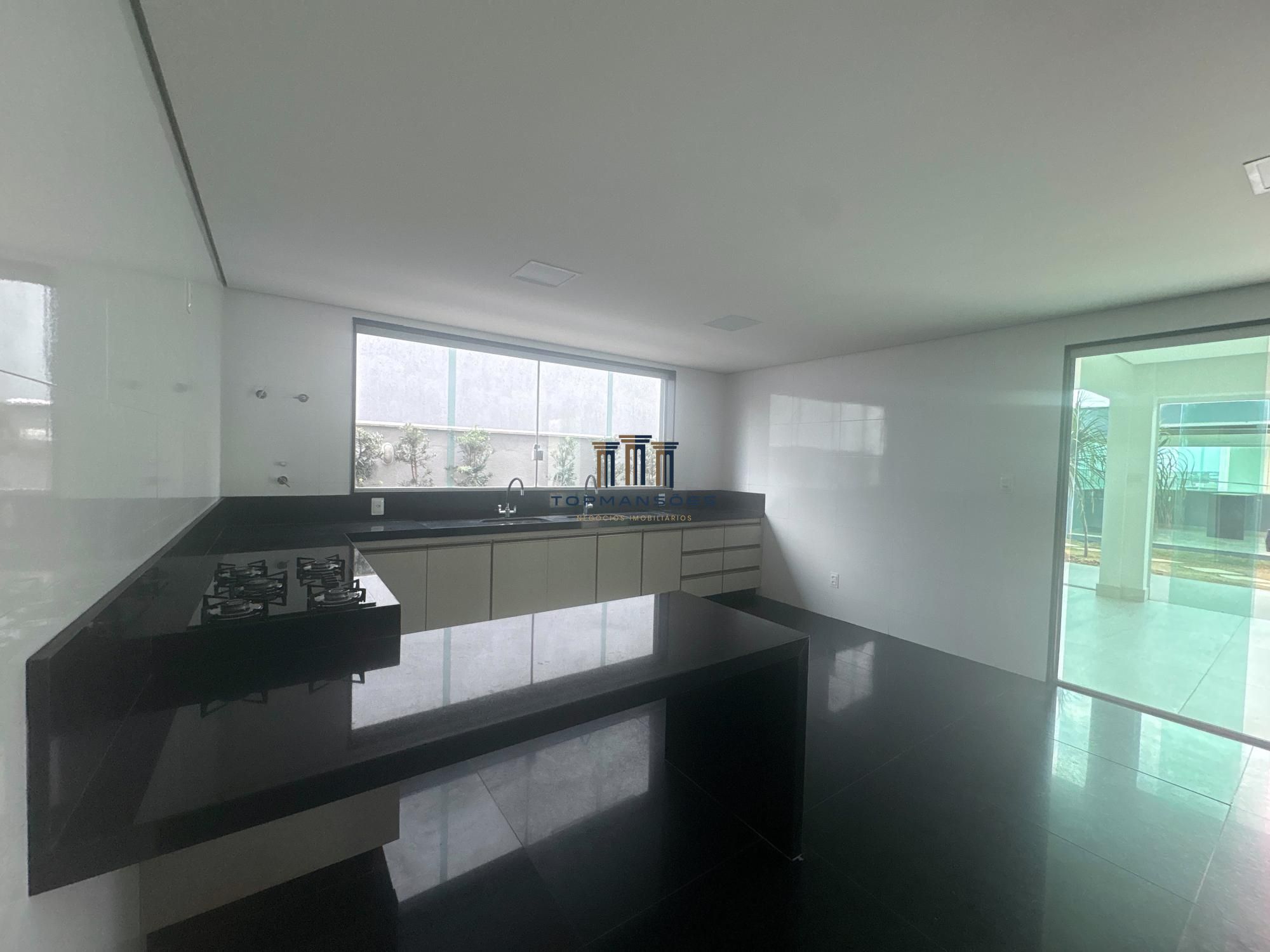 Casa com 4 suítes vista definitiva em Condominio fechado em Vespasiano