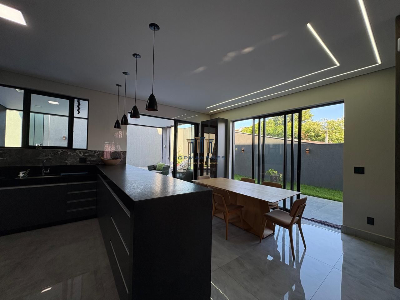 Casa de alto padrão, moderna com piscina aquecida, 4 quartos, em Alphaville/MG