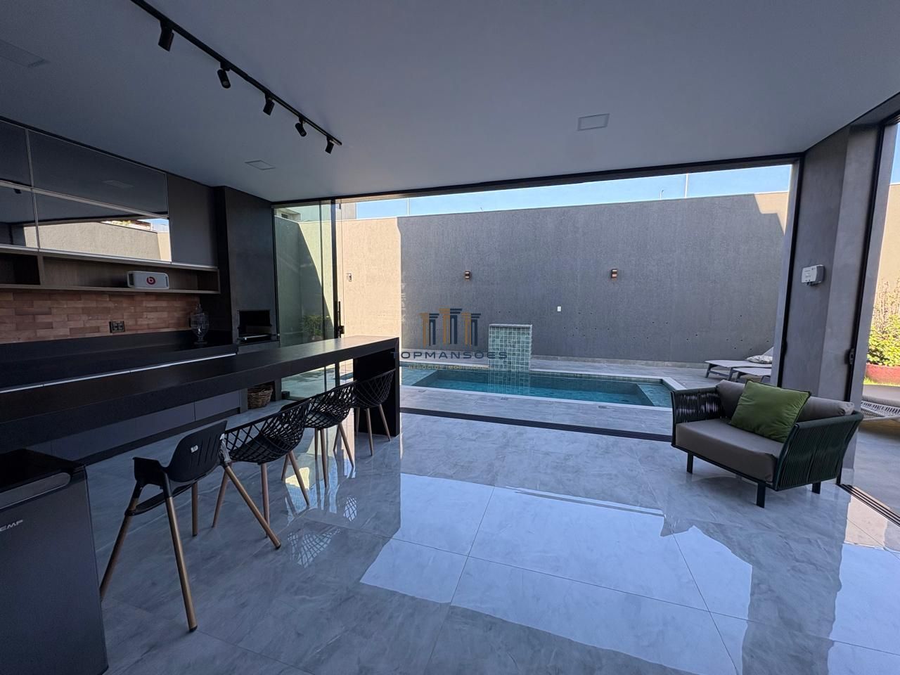 Casa de alto padrão, moderna com piscina aquecida, 4 quartos, em Alphaville/MG