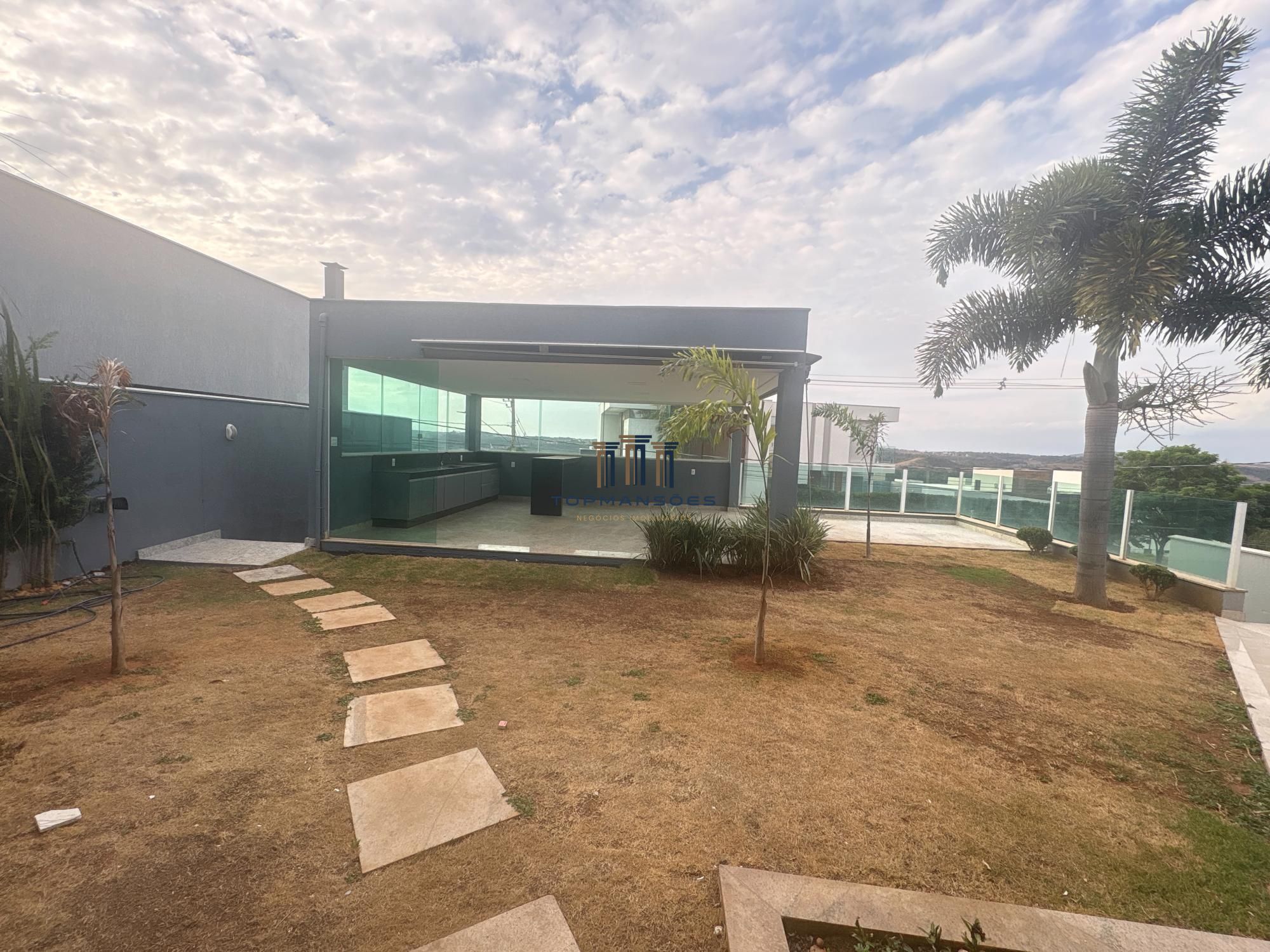 Casa com 4 suítes vista definitiva em Condominio fechado em Vespasiano