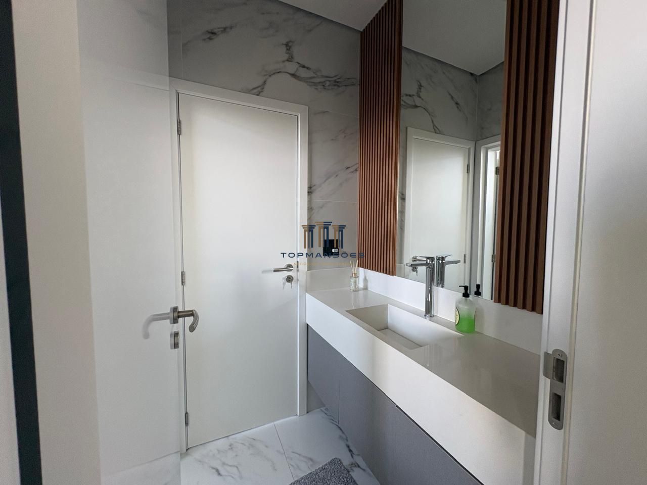 Casa de alto padrão, moderna com piscina aquecida, 4 quartos, em Alphaville/MG