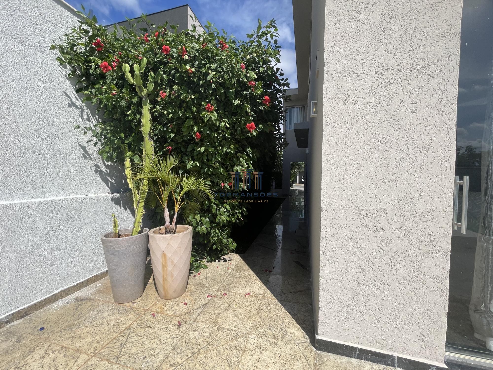 Linda casa com 3 suítes em Condomínio- Vespasiano.