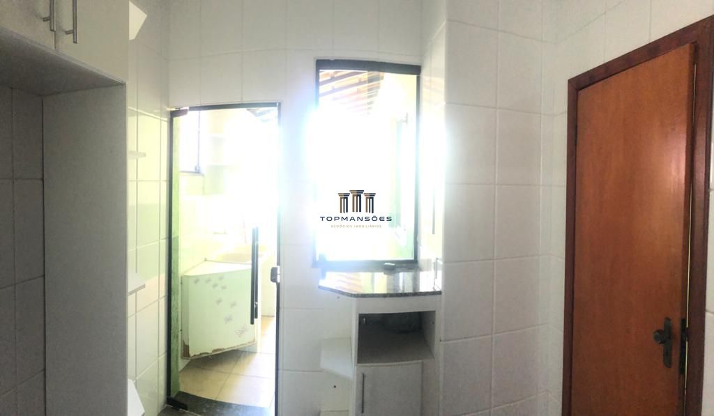 Linda Casa Geminada 3 quartos com suíte e churrasqueira no Bairro Copacabana