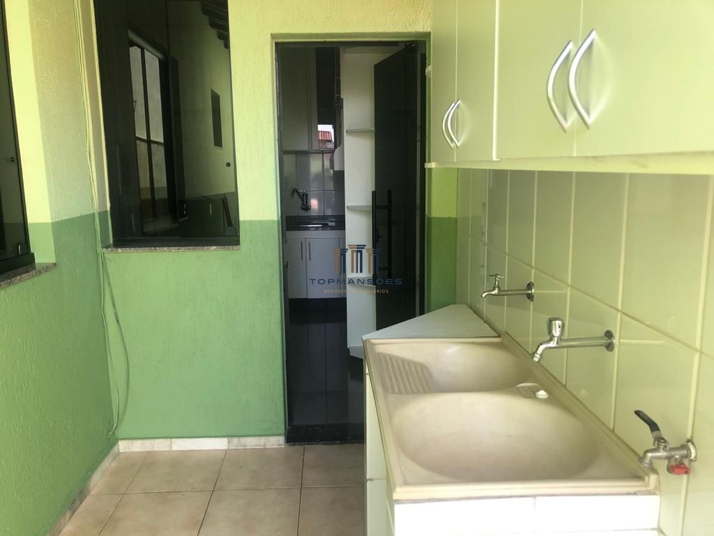Linda Casa Geminada 3 quartos com suíte e churrasqueira no Bairro Copacabana