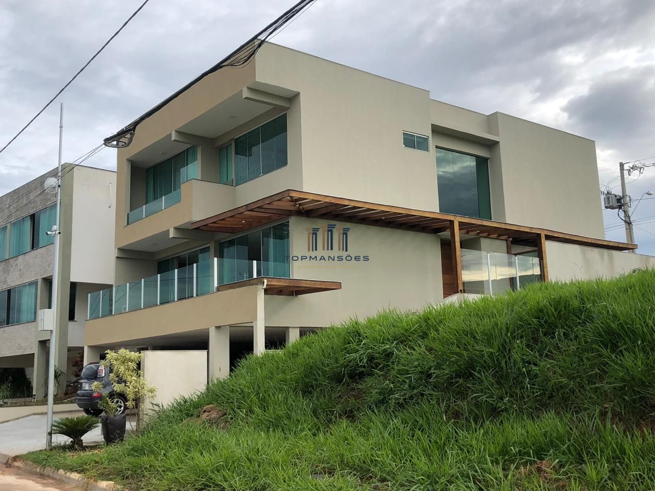 Excelente Casa de condomínio, com 4 suítes fino acabamento Vespasiano
