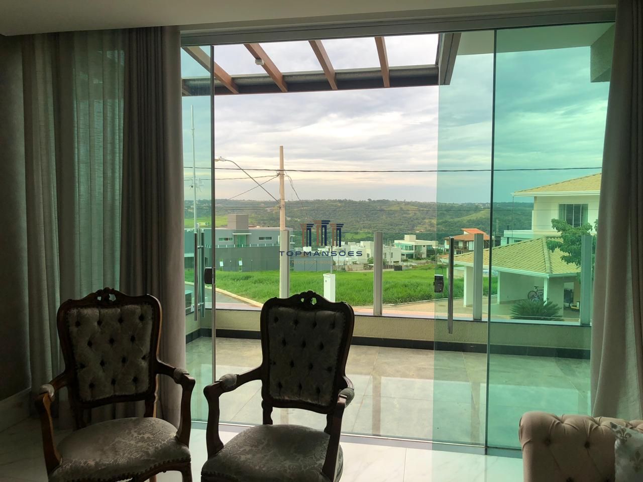 Excelente Casa de condomínio, com 4 suítes fino acabamento Vespasiano