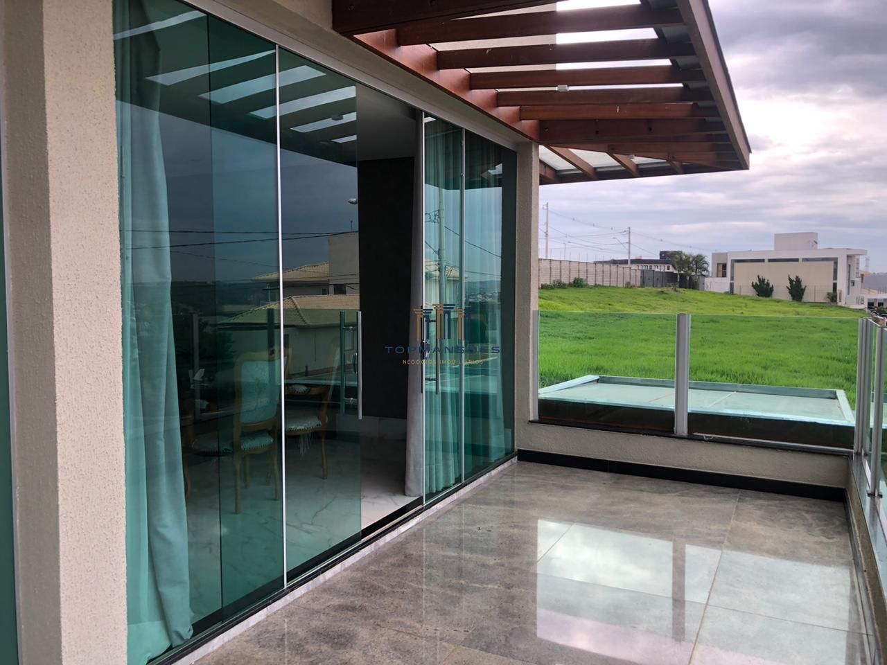 Excelente Casa de condomínio, com 4 suítes fino acabamento Vespasiano