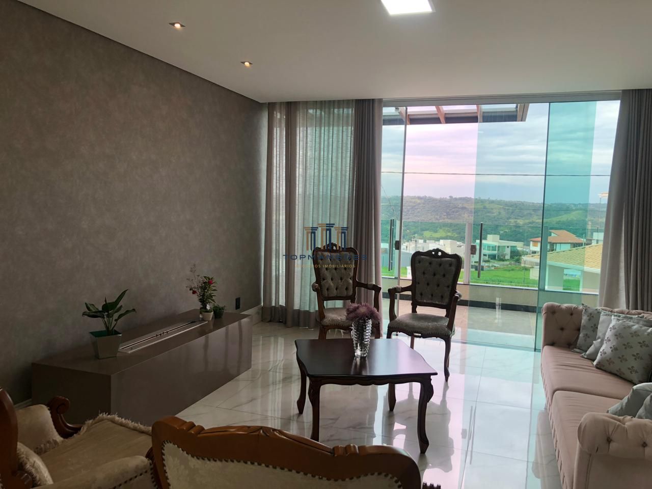 Excelente Casa de condomínio, com 4 suítes fino acabamento Vespasiano