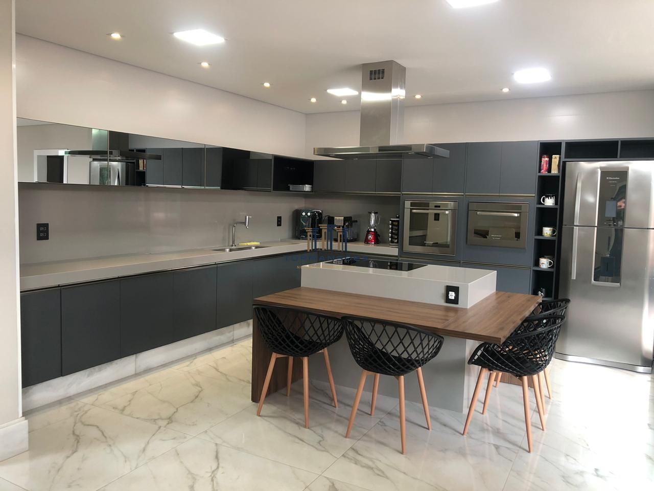 Excelente Casa de condomínio, com 4 suítes fino acabamento Vespasiano