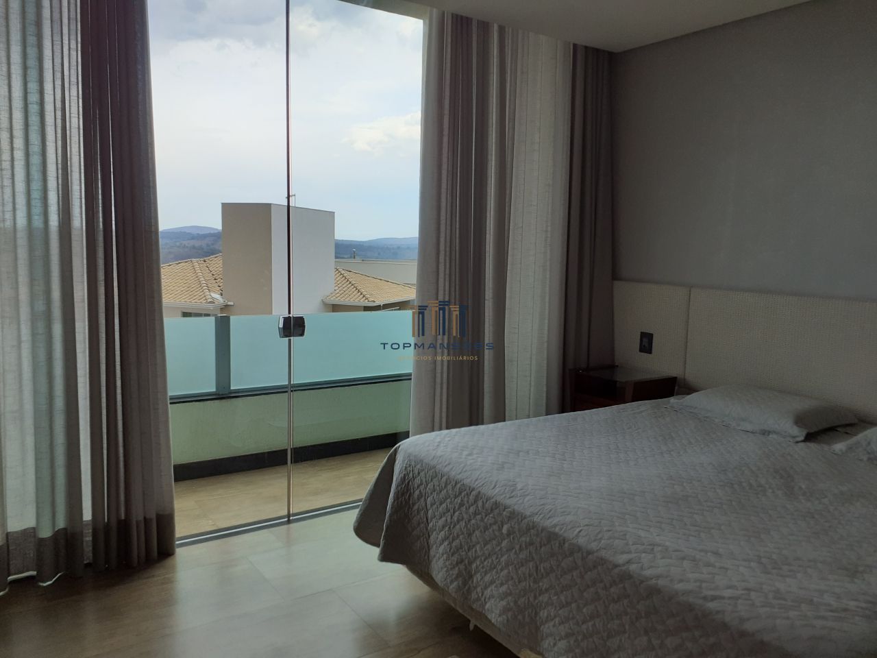 Excelente casa de condomínio, com 4 suítes fino acabamento v