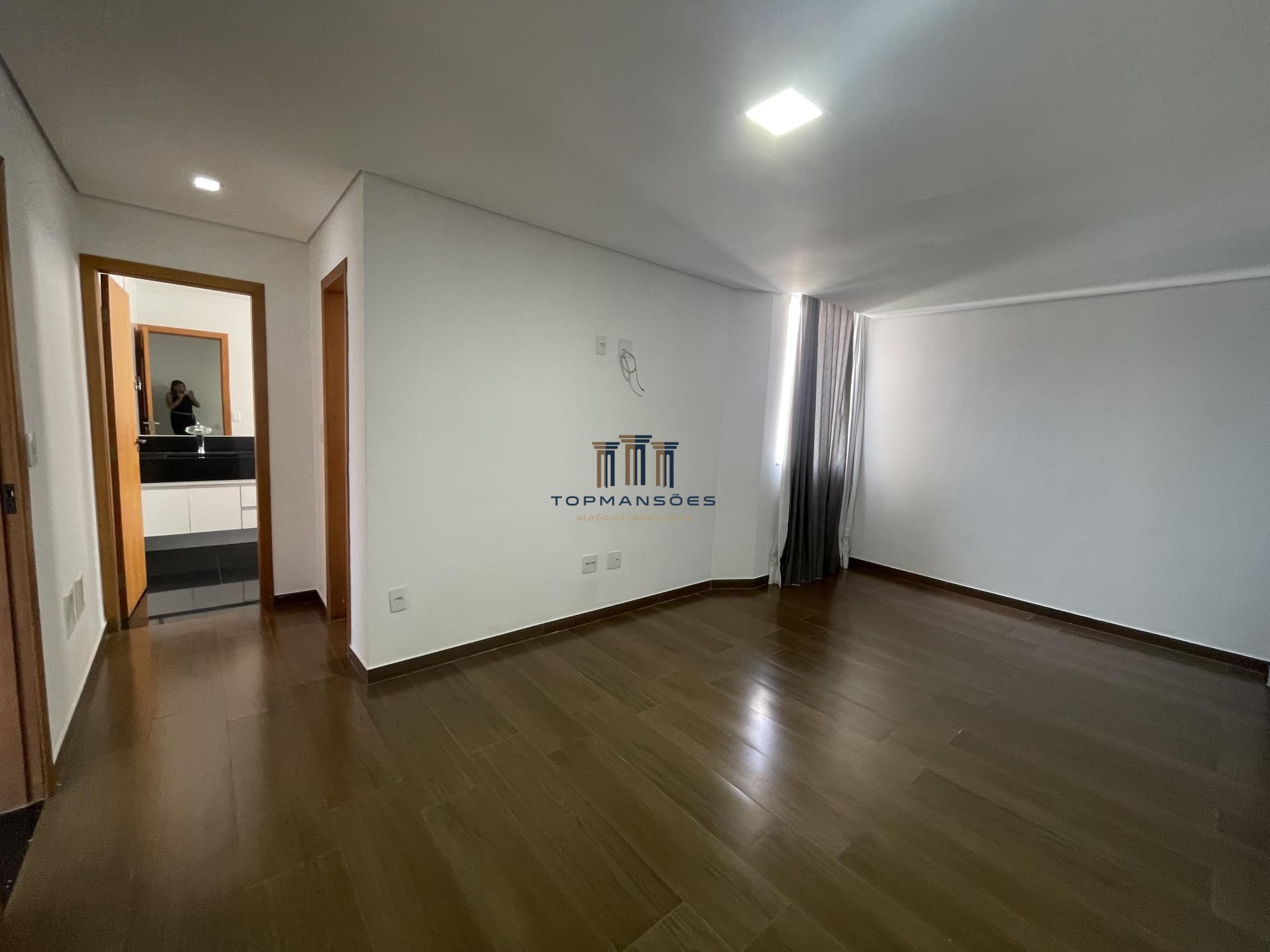 Linda casa com 3 suítes em Condomínio- Vespasiano.