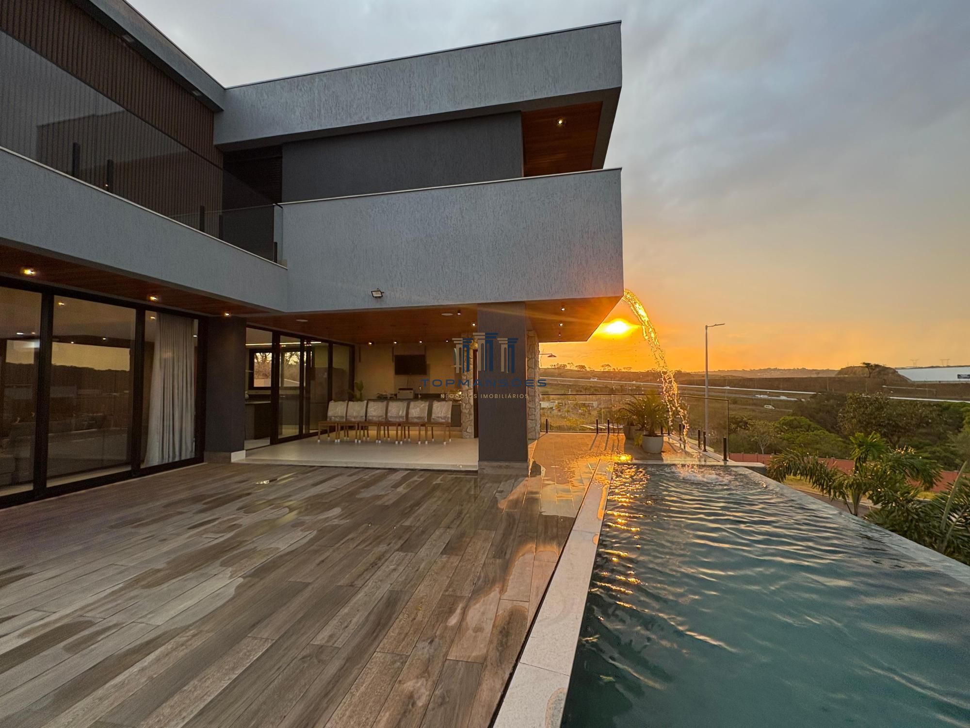 Casa de alto padrão, nova e mobiliada com 4 suítes e Piscina suspensa em Alphavi