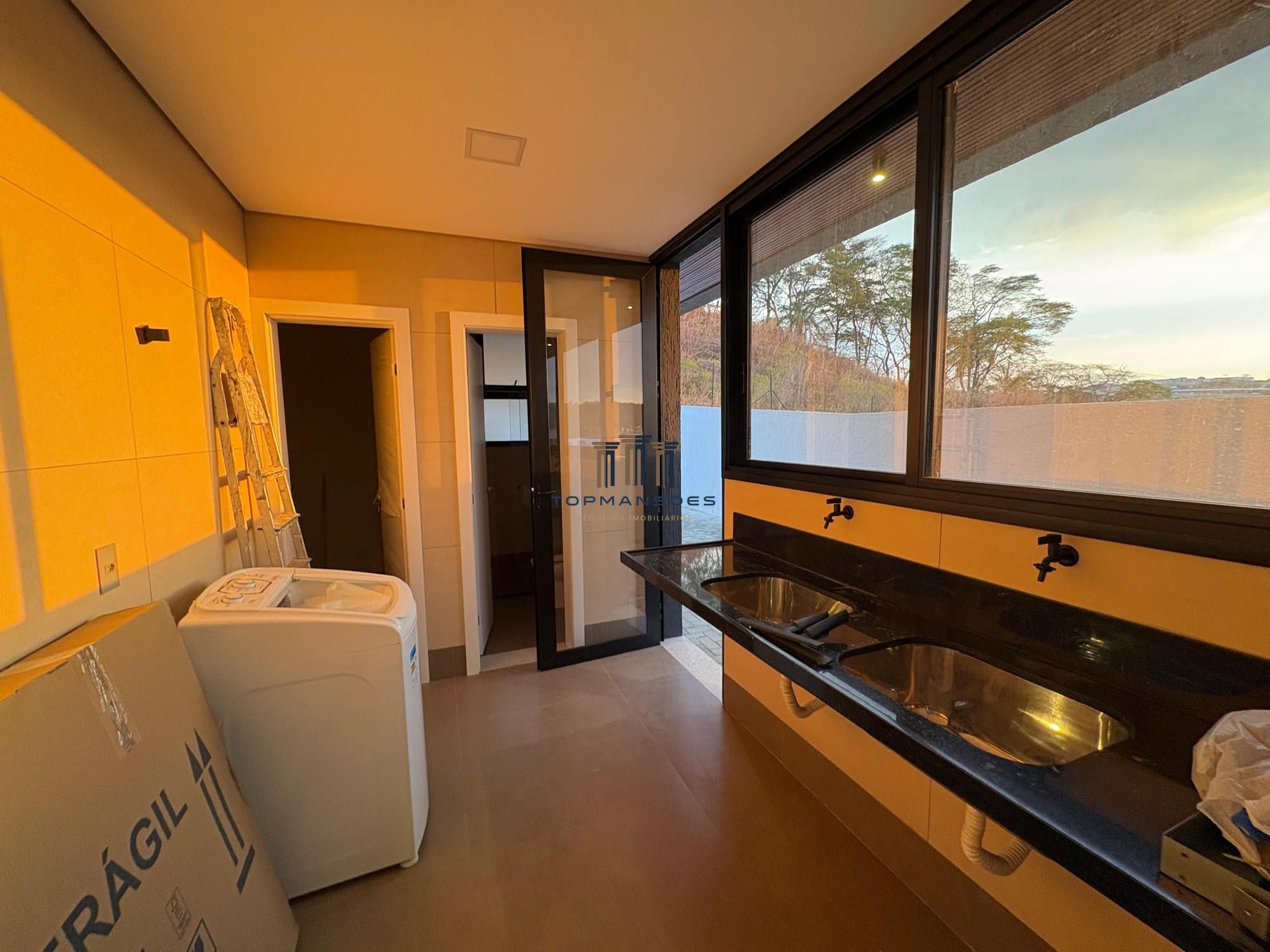 Casa de alto padrão, nova e mobiliada com 4 suítes e Piscina suspensa em Alphavi