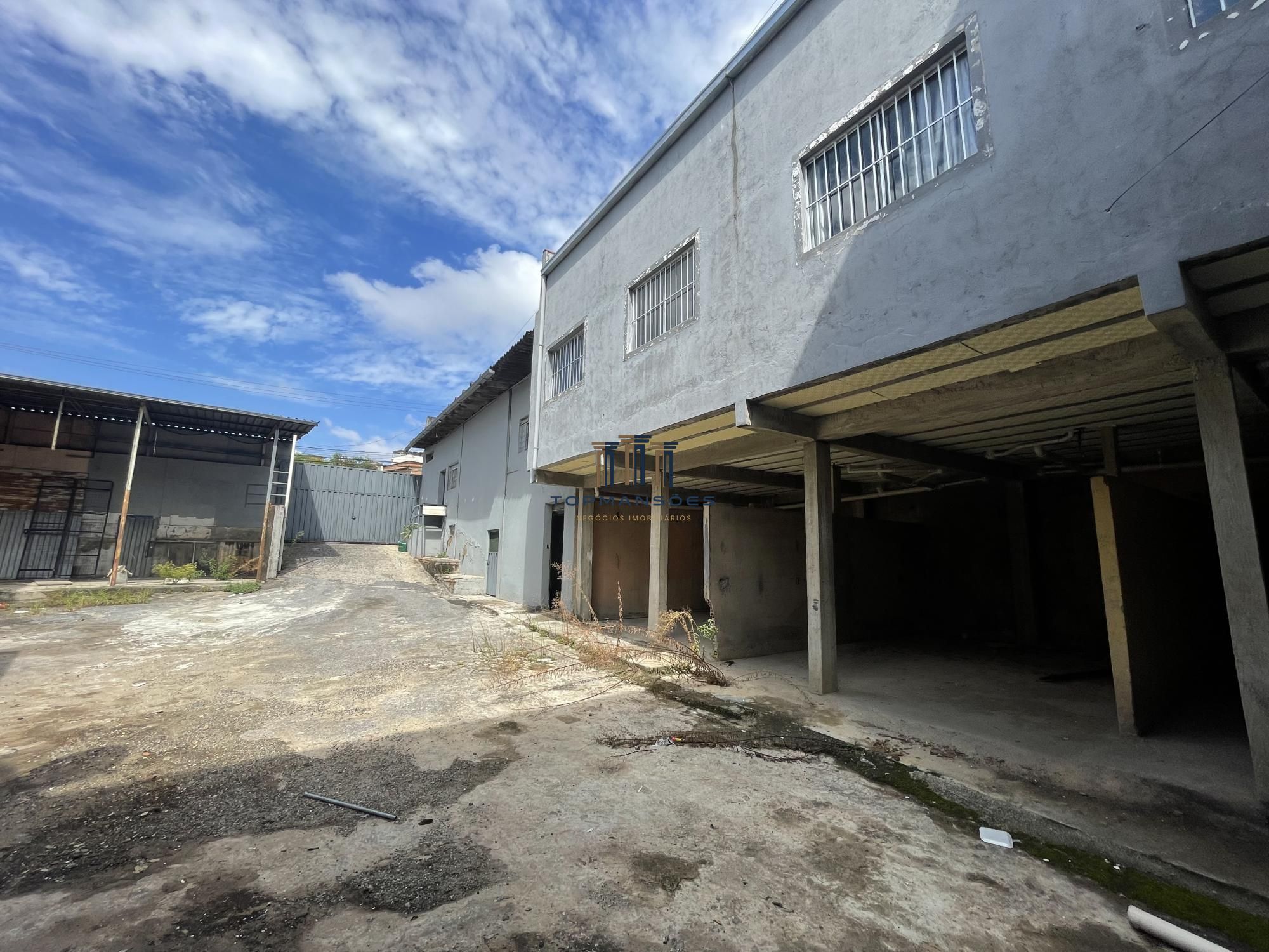 Pátio comercial com 500m2 excelente localização céu azul