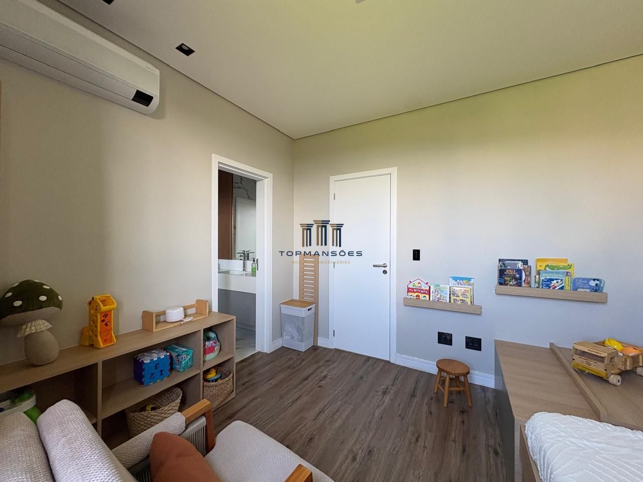 Casa de alto padrão, moderna com piscina aquecida, 4 quartos, em Alphaville/MG