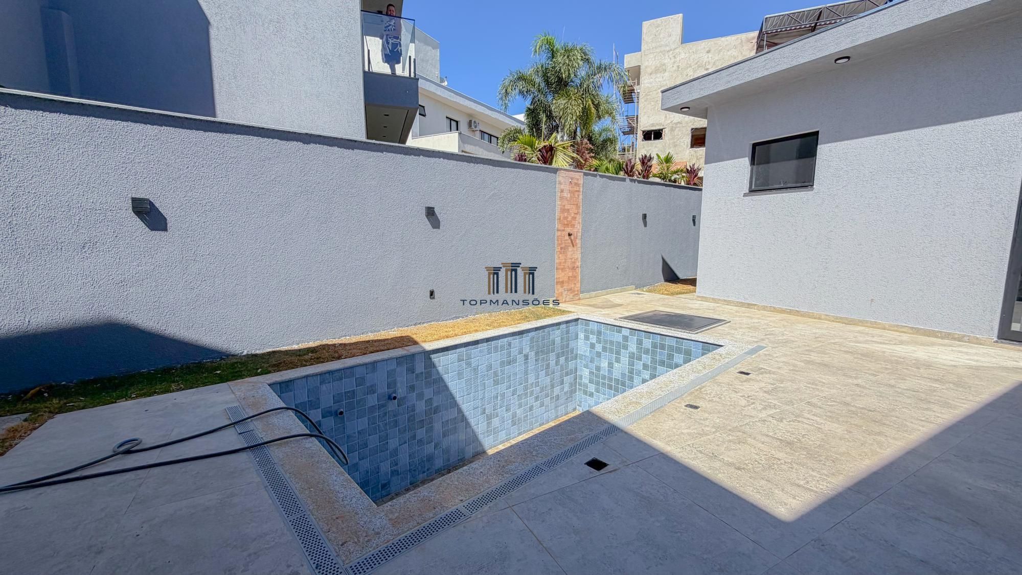 Casa térrea nova com piscina e 4 suites em Condominio em Vespasiano
