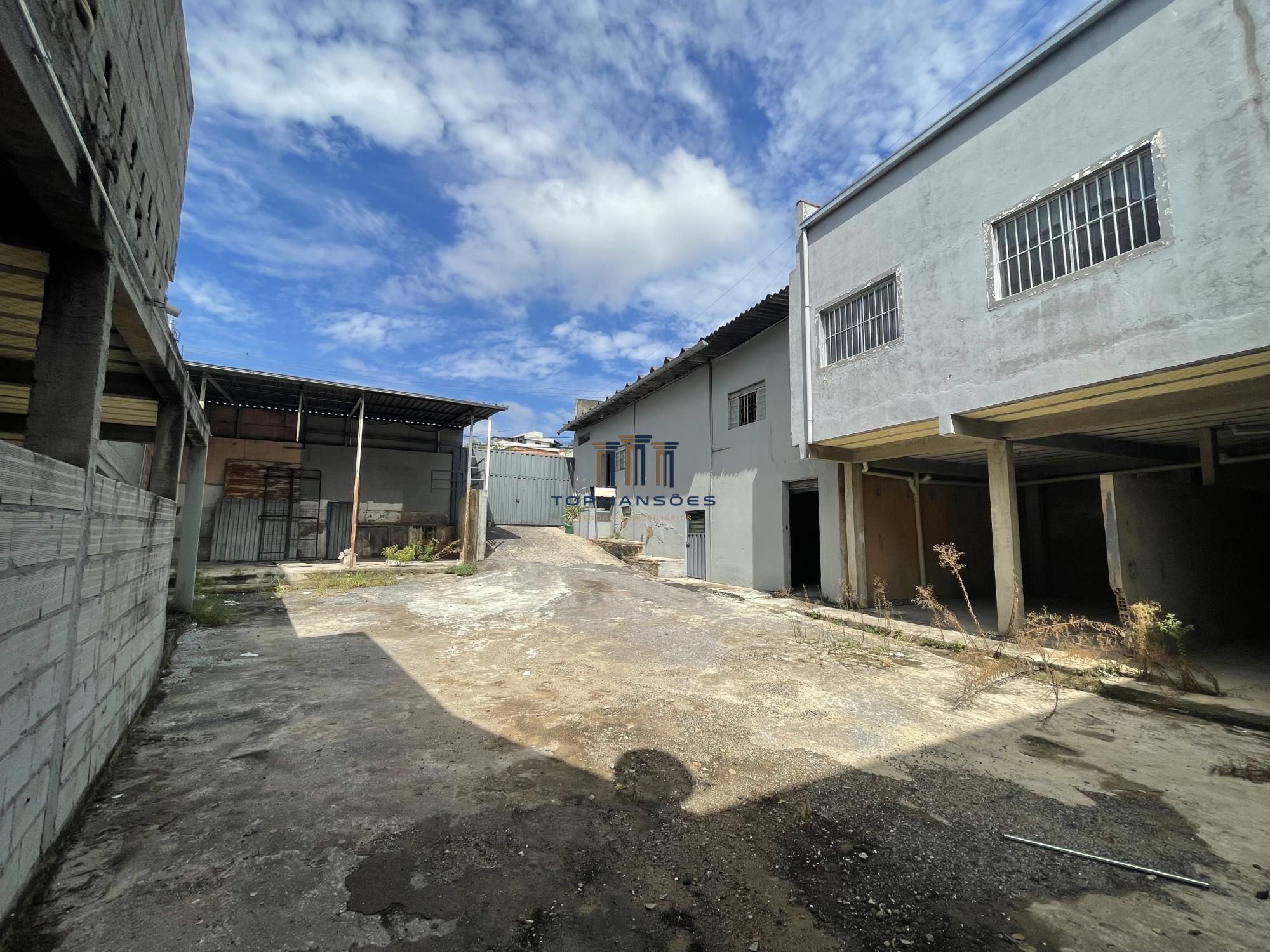 Pátio comercial com 500m2 excelente localização céu azul