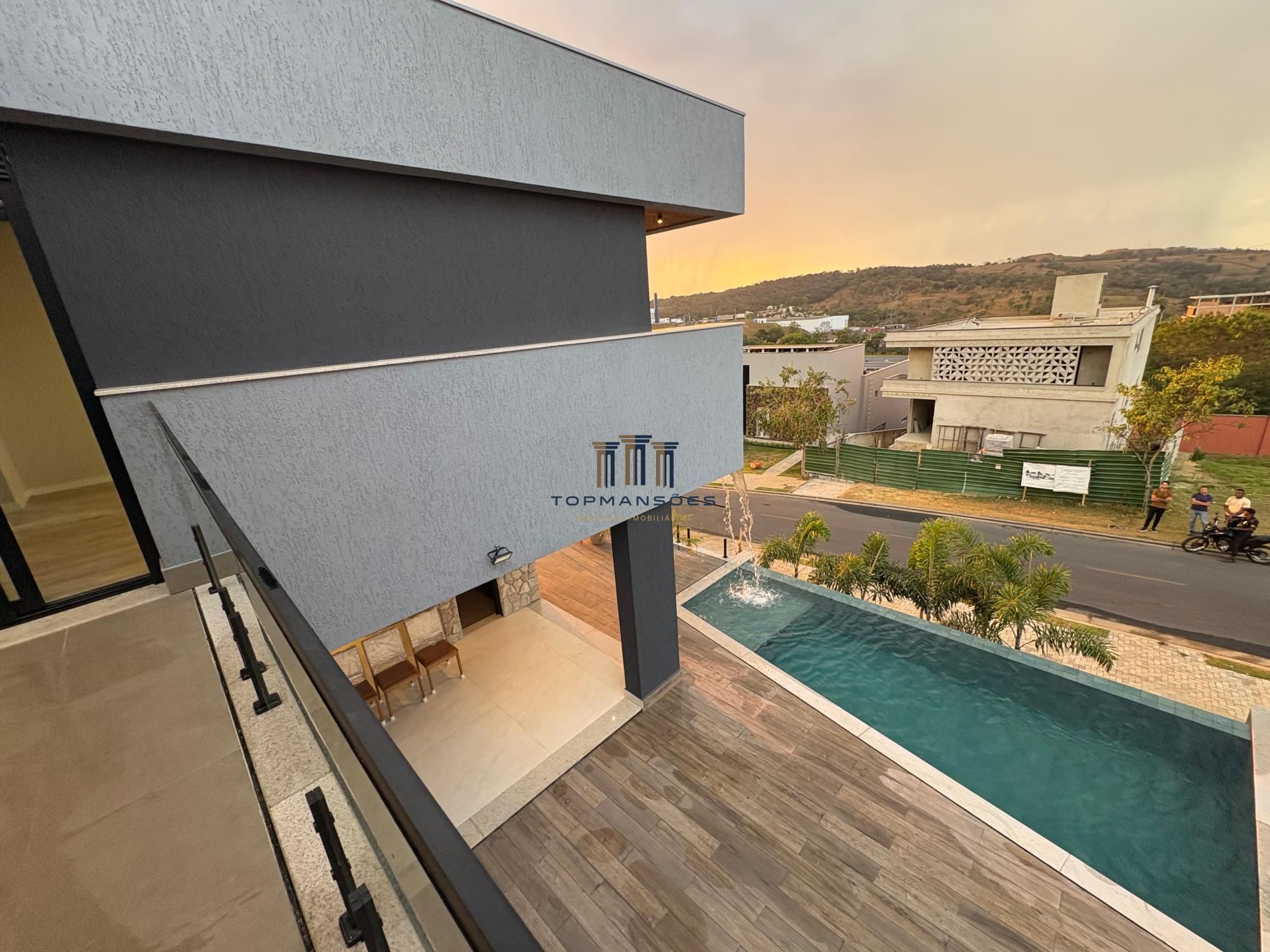 Casa de alto padrão, nova e mobiliada com 4 suítes e Piscina suspensa em Alphavi