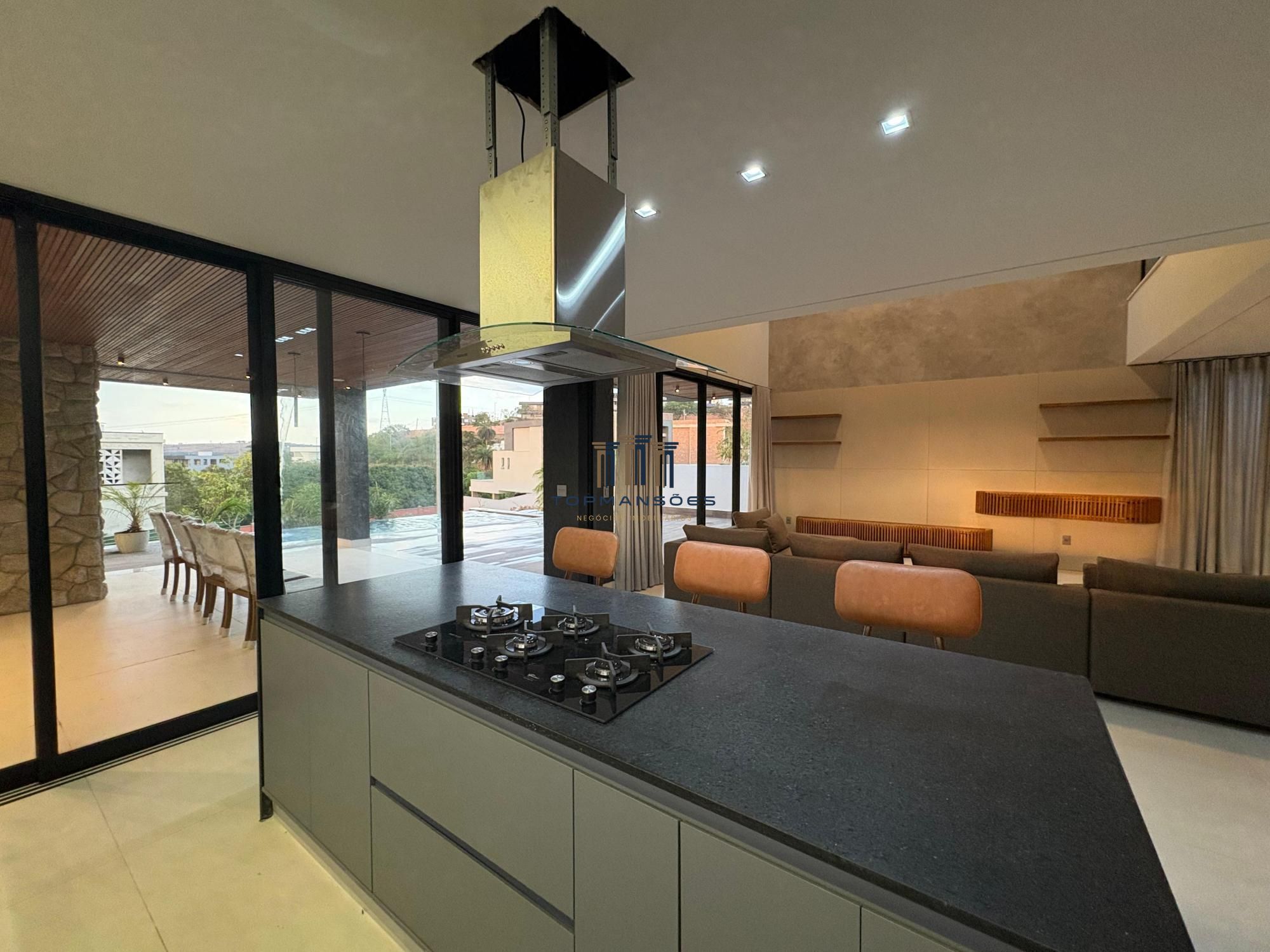 Casa de alto padrão, nova e mobiliada com 4 suítes e Piscina suspensa em Alphavi