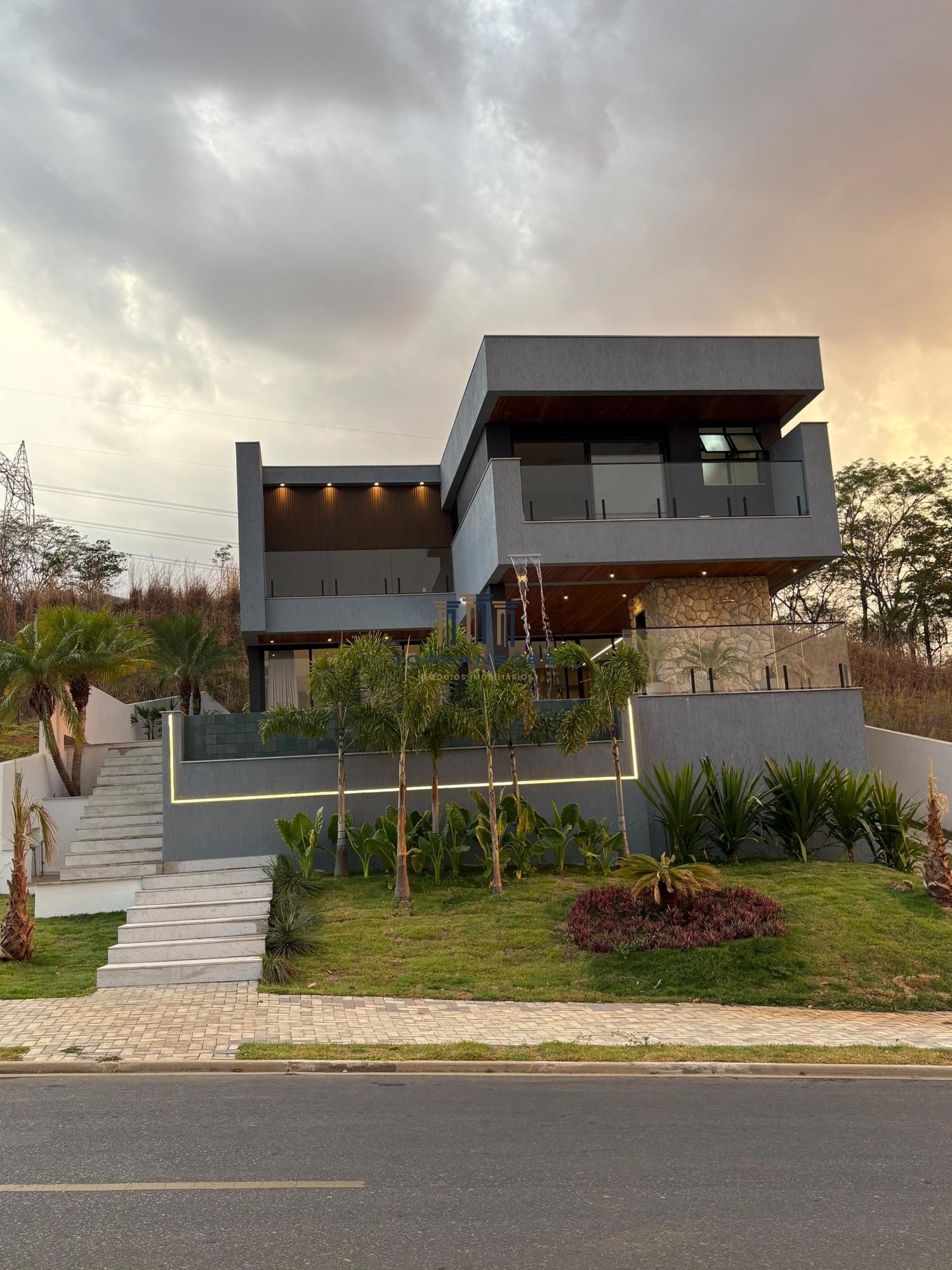 Casa de alto padrão, nova e mobiliada com 4 suítes e Piscina suspensa em Alphavi