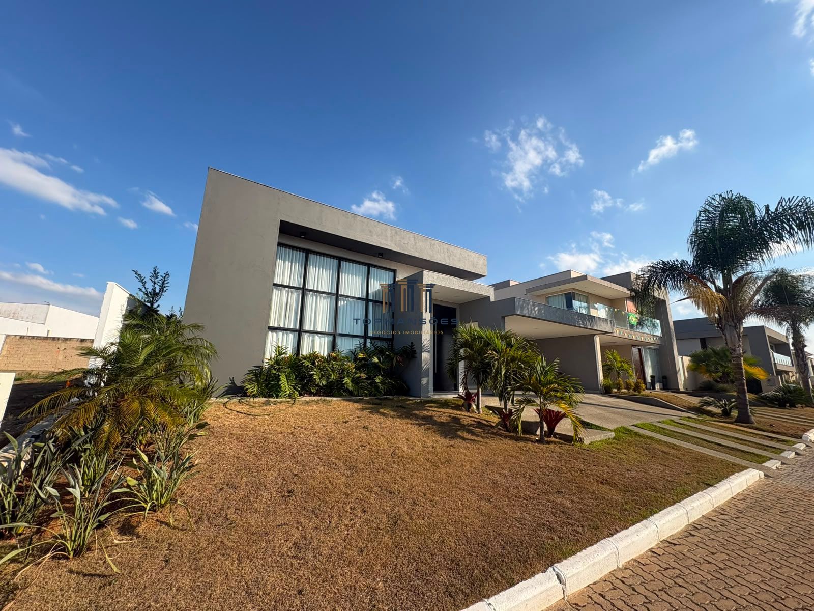 Linda casa linear, moderna 3 quartos condominio villas park