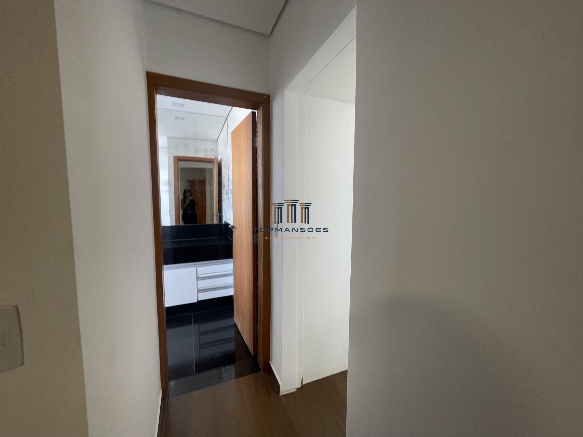 Linda casa com 3 suítes em Condomínio- Vespasiano.