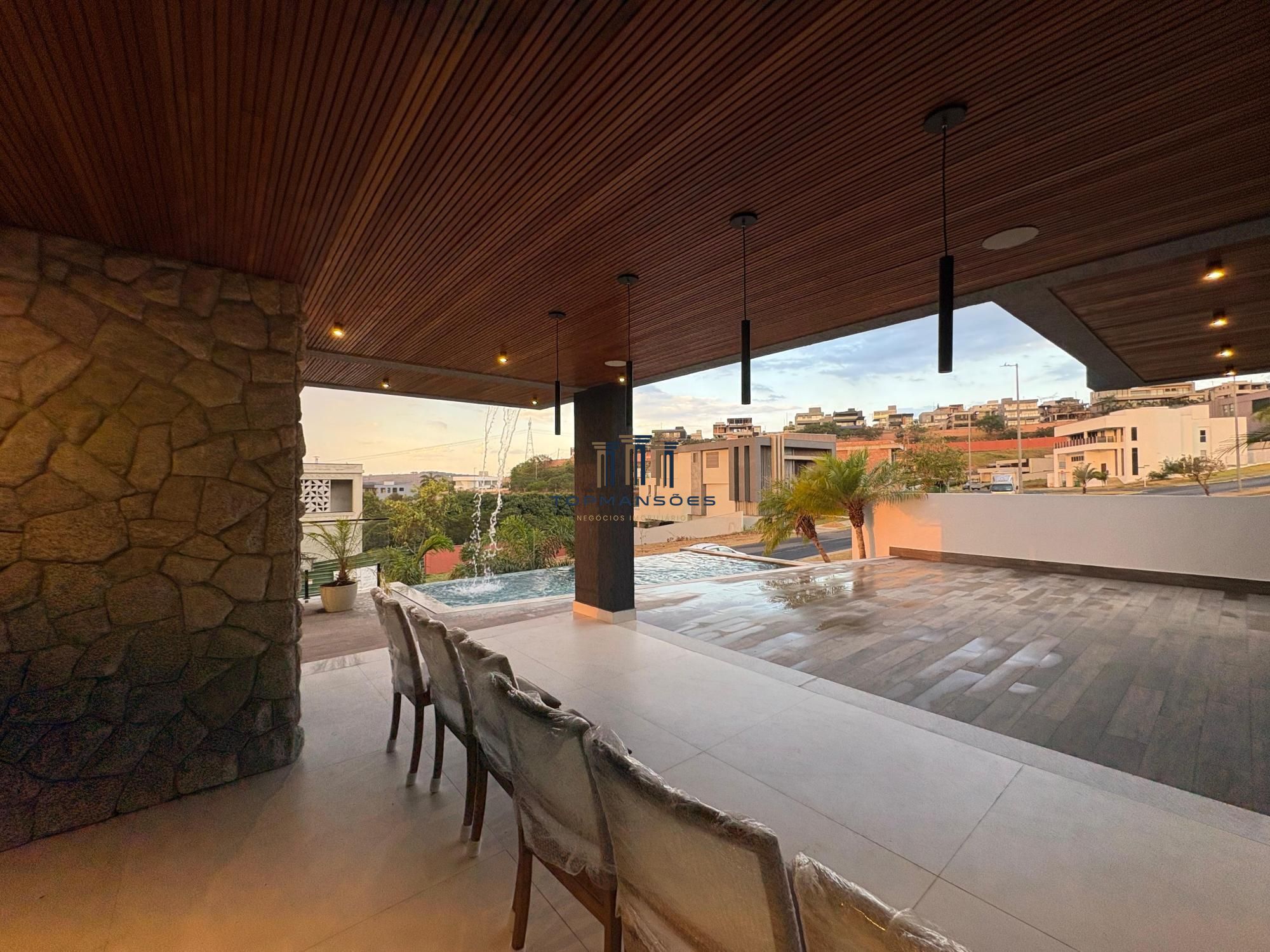 Casa de alto padrão, nova e mobiliada com 4 suítes e Piscina suspensa em Alphavi