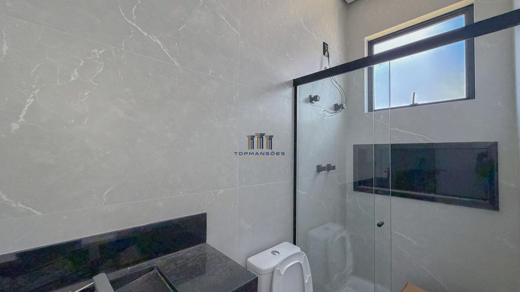 Casa térrea nova com piscina e 4 suites em Condominio em Vespasiano