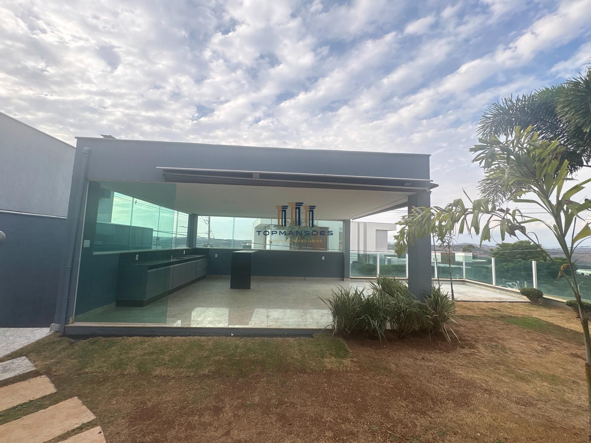Casa com 4 suítes vista definitiva em Condominio fechado em Vespasiano