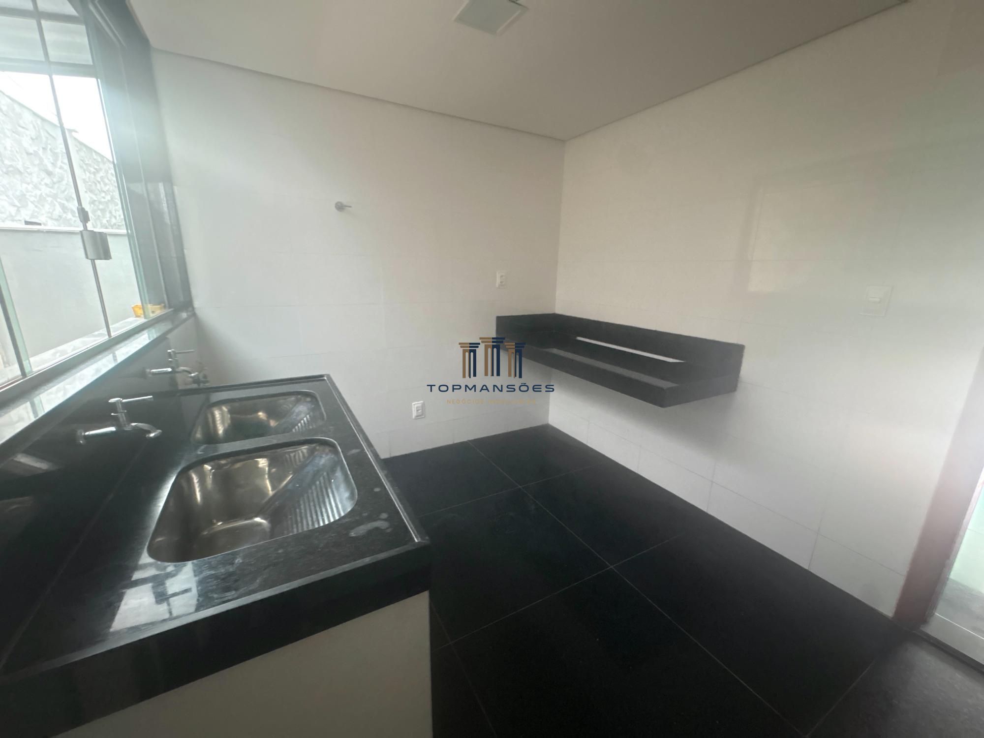 Casa com 4 suítes vista definitiva em Condominio fechado em Vespasiano