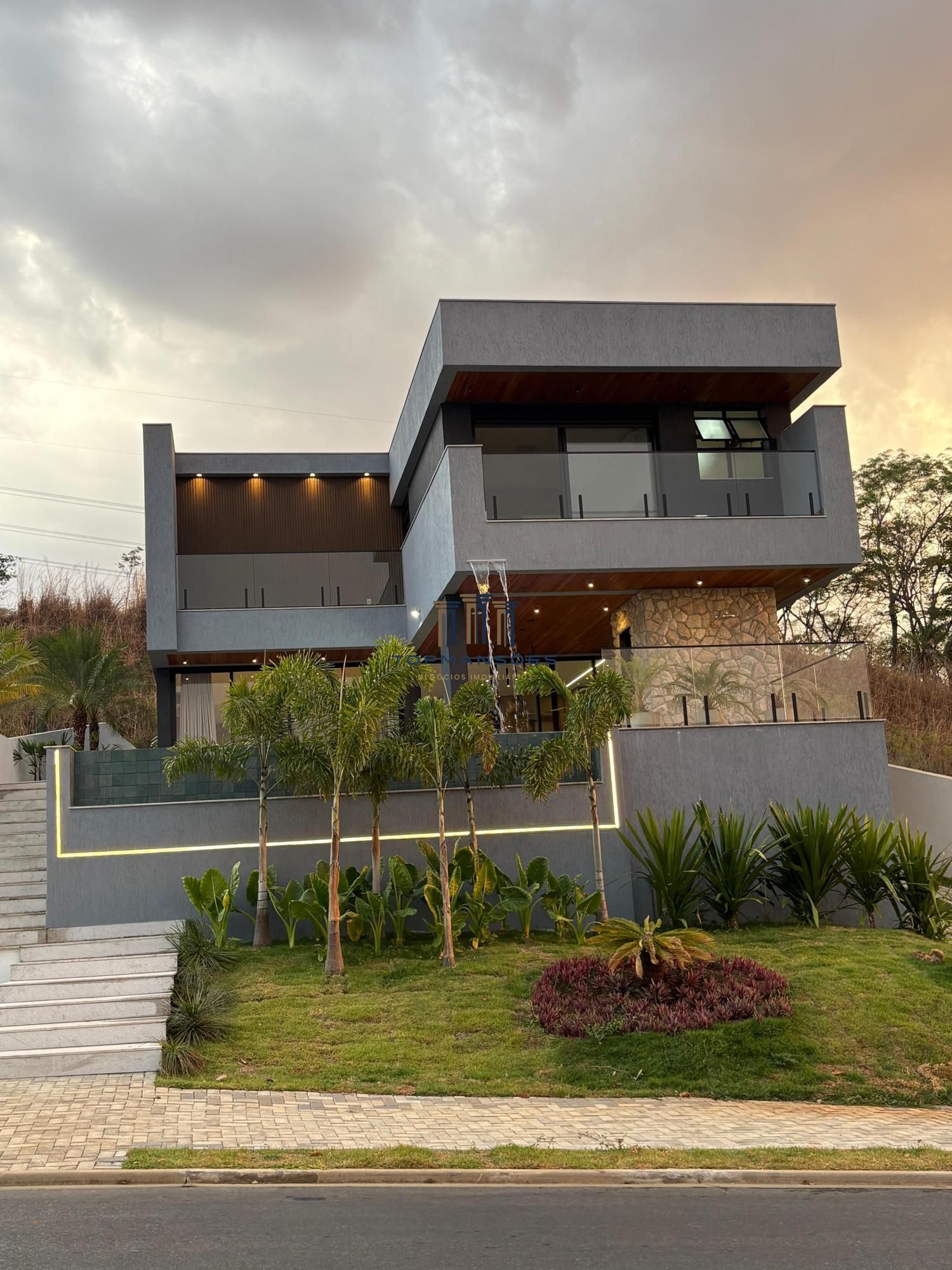 Casa de alto padrão, nova e mobiliada com 4 suítes e Piscina suspensa em Alphavi